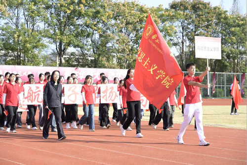 图4 马院方阵昂首挺胸、迈步向前.png